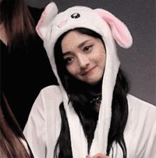 周洁琼收入稳步提升，一条半身裙也要过万？看来回国回对了