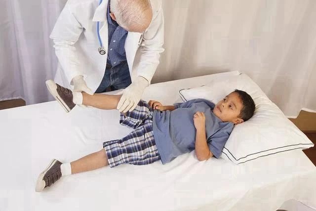 孩子睡觉前经常喊腿疼怎么回事,孩子晚上喊腿疼需要如何治疗