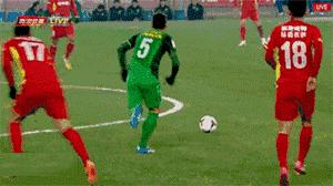 足球的搞笑时刻看完真笑死了,足球搞笑乌龙球gif