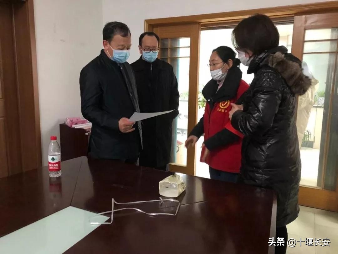 我是一颗小小的石头，深深地埋在网格之中