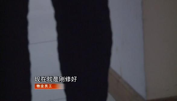 暴雨冲塌小区停车场雨棚,暴雨导致小区门前道路坍塌