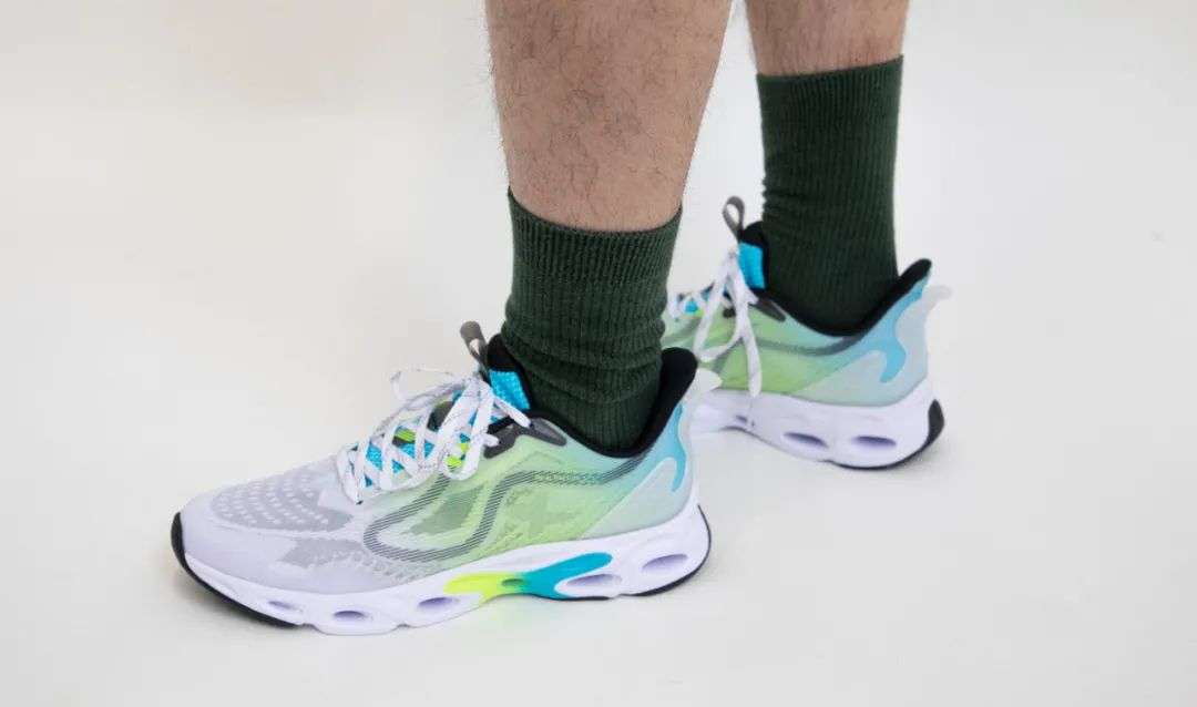 安踏和鸿星尔克跑鞋哪个穿上舒服,安踏跑鞋和鸿星尔克哪个好