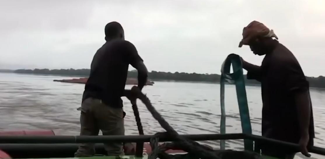 纪录片：太危险！非洲人工原木运输月薪5000元，重卡司机却是一万