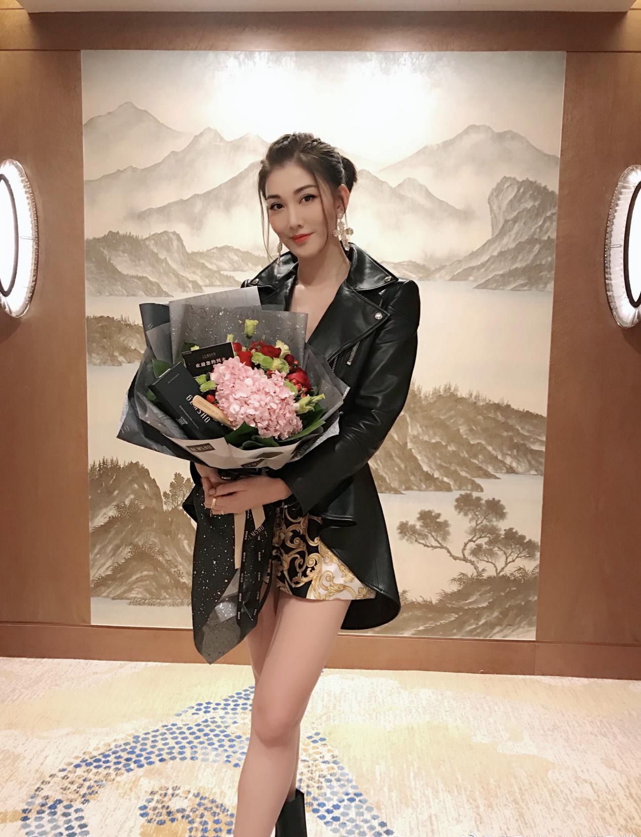 李彩桦穿背带视频,李彩桦运动内衣搭配