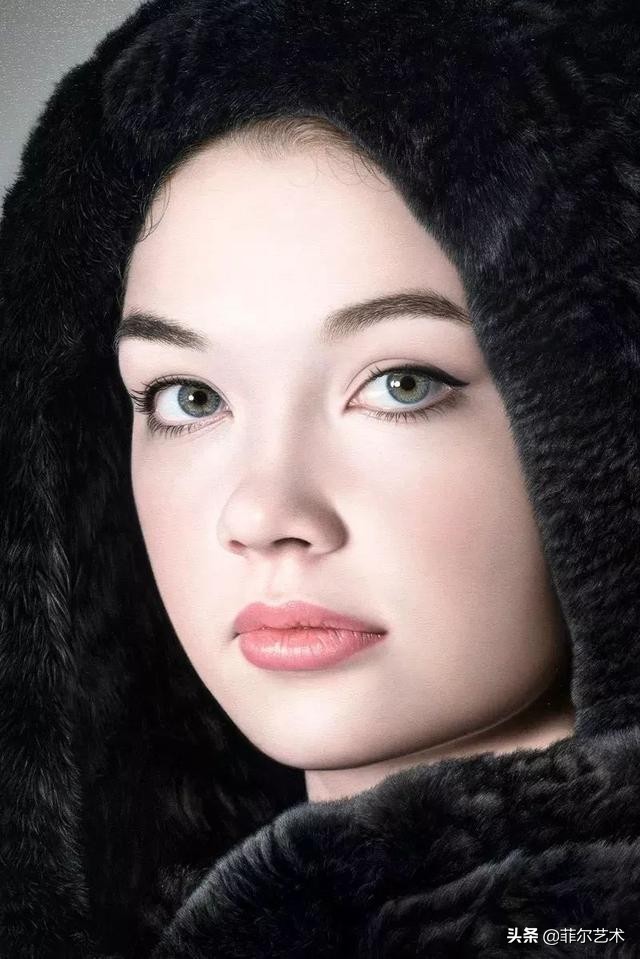 美女画家画美女，怎么看怎么美，看着她的画呼吸都要停滞了