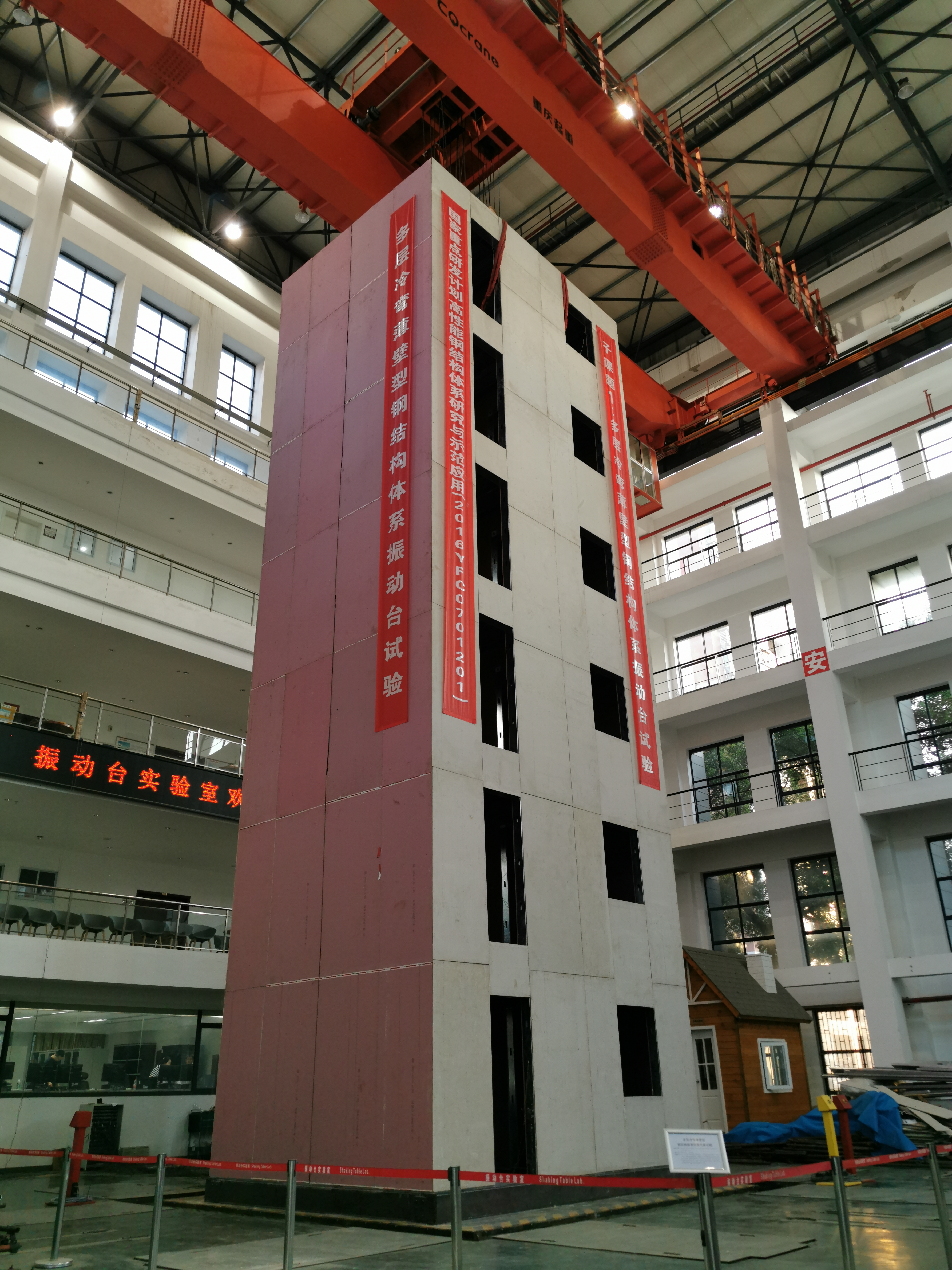 “楼坚强”是如何炼成的?重庆大学打造6层钢结构“房屋”,经受模拟8级“地震”的考验
