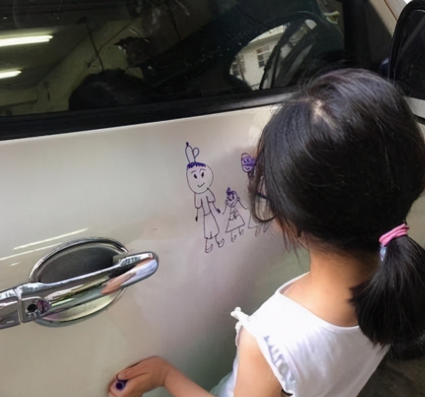 8岁女孩涂鸦画,三个孩子在豪车上涂鸦