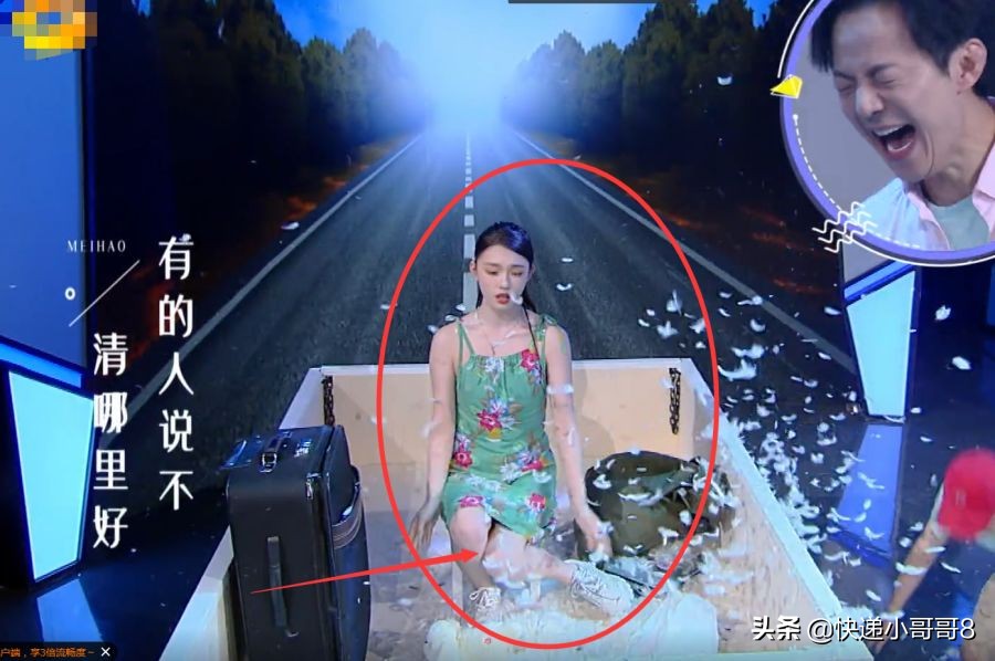 女星穿裙子弯腰怎么办?林允反应堪比“教科书”,教养装不出来