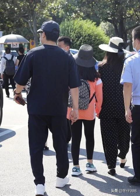 12岁王诗龄暴瘦一大圈,王诗龄背10万的包包