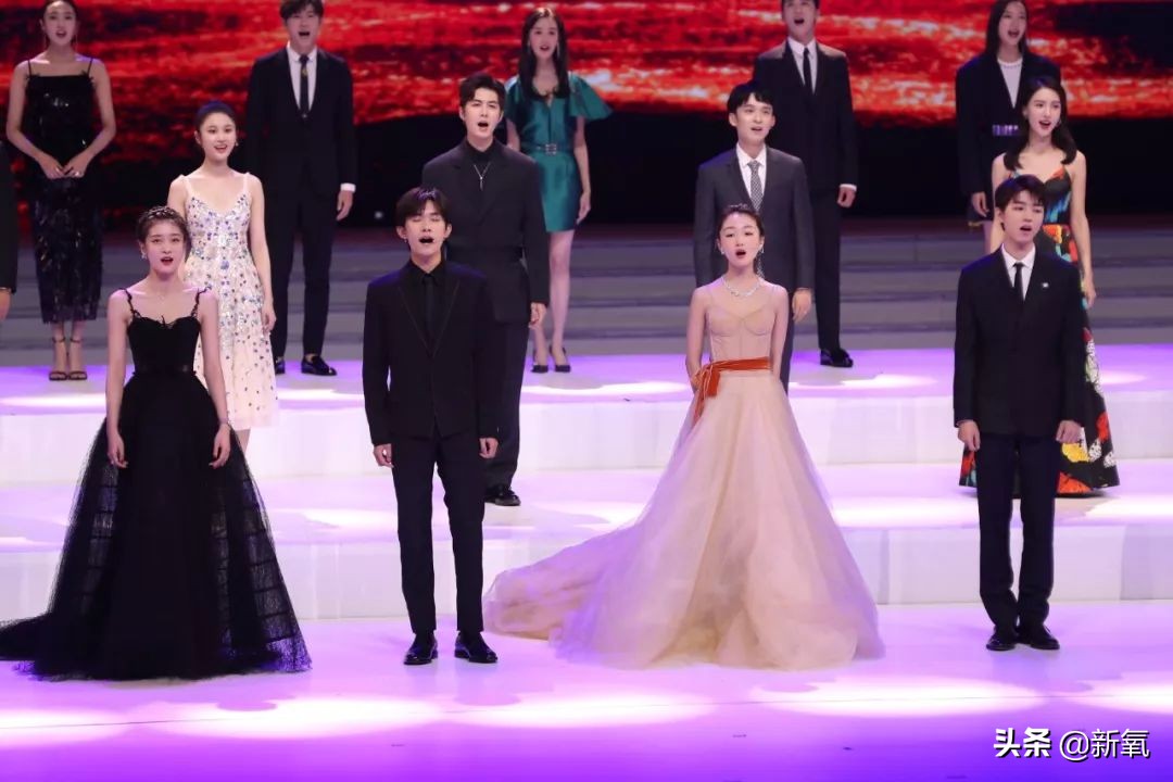 宋祖儿蓝白造型,宋祖儿现在已经长得落落大方