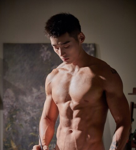 高颜值肌肉小奶狗秀肌肉,超高颜值小奶狗肌肉男