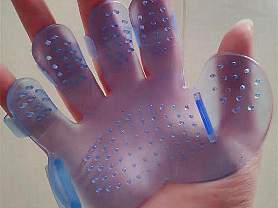 狗狗洗澡手套好用还是刷子好用,好用的狗狗洗澡刷子有哪些