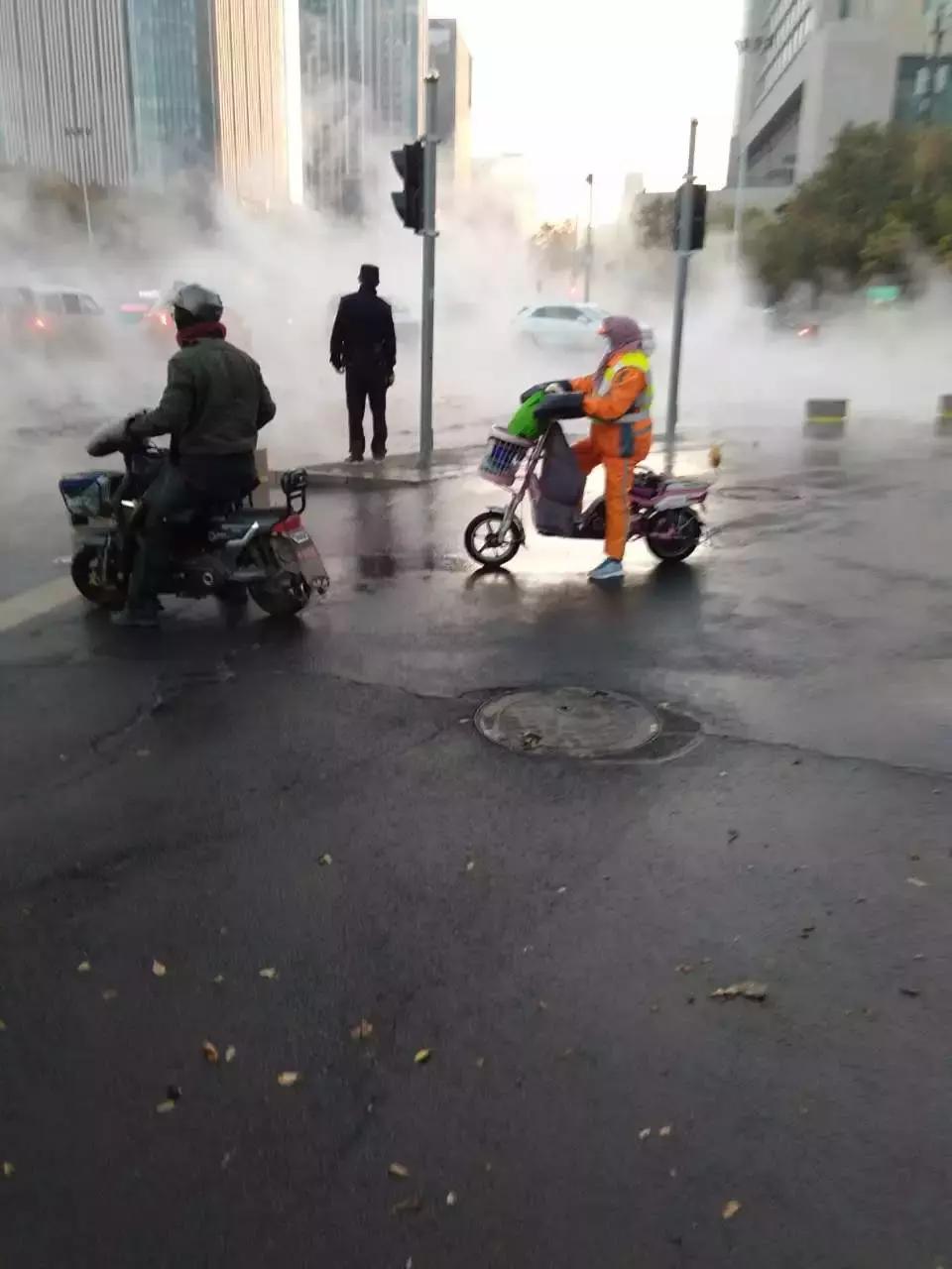 突发！济南供热管道爆裂