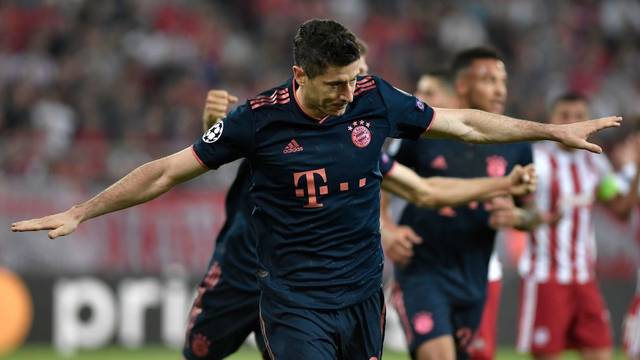 莱万梅开二度拜仁客场3-0大胜巴萨,欧冠半决赛莱万多夫斯基