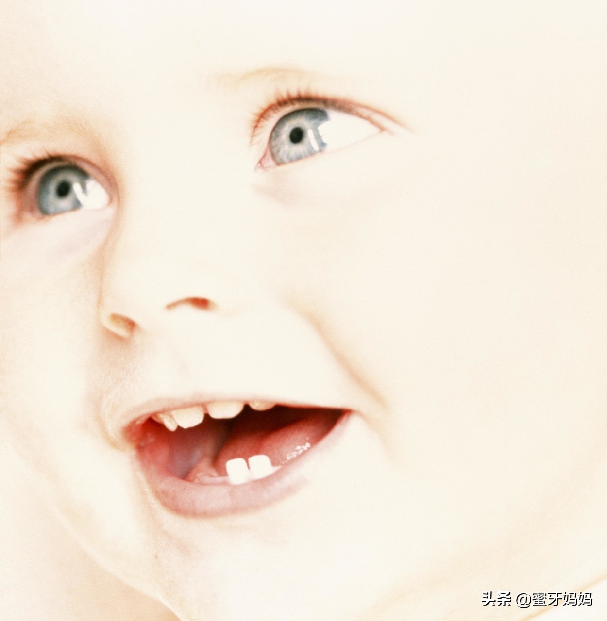 宝宝换牙旧牙没掉新牙萌出,宝宝换牙新牙还没出来有点黑