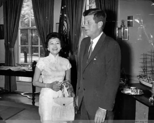 一位北京姑娘嫁大32岁美国人,辅佐8位美国总统:中国就是我的根