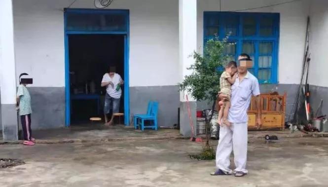 我有梅毒，与弱智女子连生9个娃：被遗传病支配的家庭，我不忍看