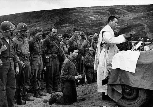 奇葩！5.7米的高粱引村民烧香祭拜，各国军营里迷信有哪些？