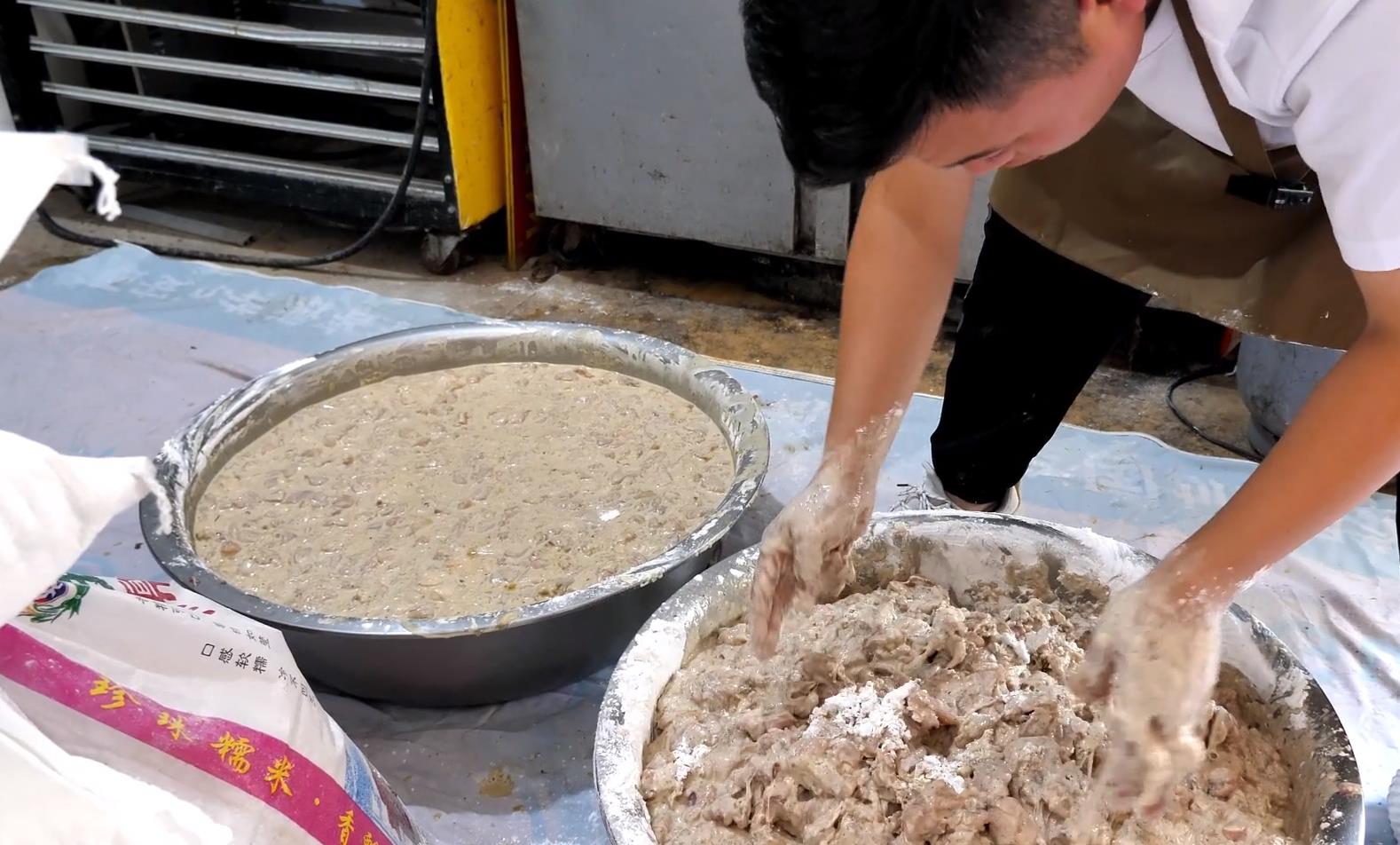 陕西小伙卖炸鸡日卖两万,小伙卖炸鸡每月收入10万元