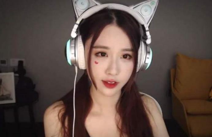 做多少瑜伽才有这效果?轩子巨2兔开播,身体全盘在了椅子