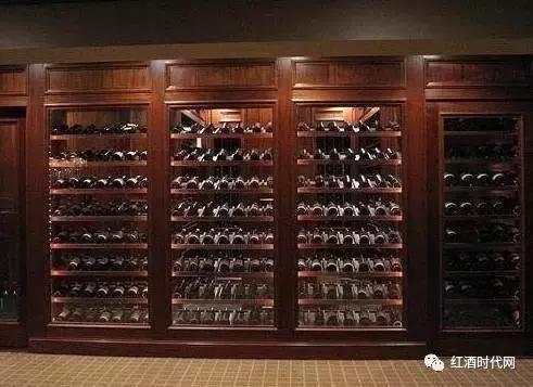 红酒能用饮料展示柜存放吗,红酒适合在冰箱里保存吗