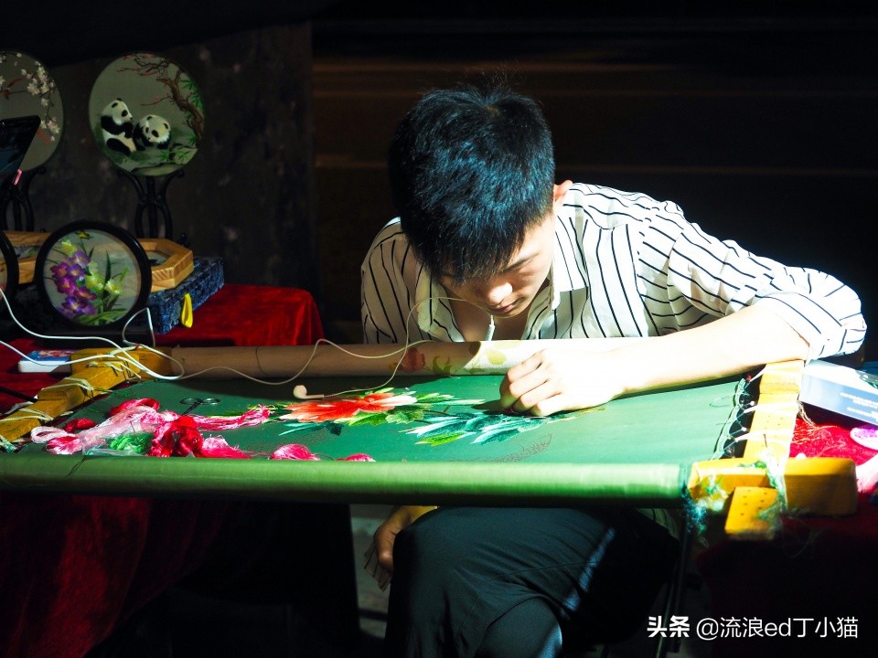 成都春熙路开黑集市,成都春熙路人山人海实拍