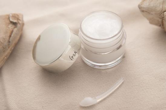 干燥肌肤该如何正确的补水保湿,修护干燥敏感肌肤的产品