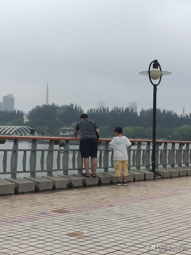 周末带娃出来抓抓虾,周六爸爸陪宝贝抓螃蟹