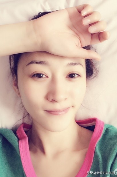 43岁李小冉穿着低调身形似少女,李小冉修正眼袋