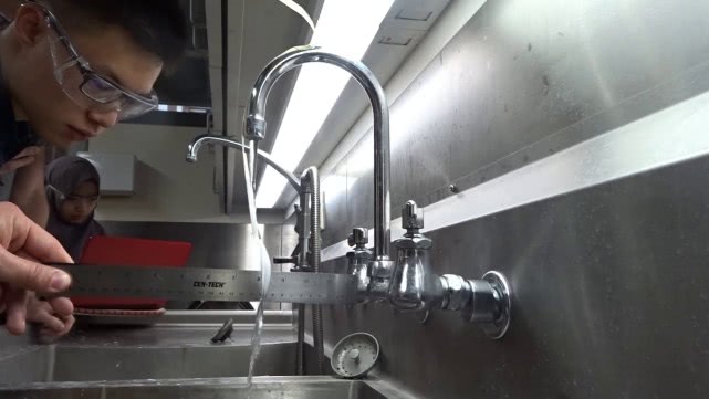 茶壶效应:一个困扰科学家很久的问题,为什么茶水会沿杯壁下流?