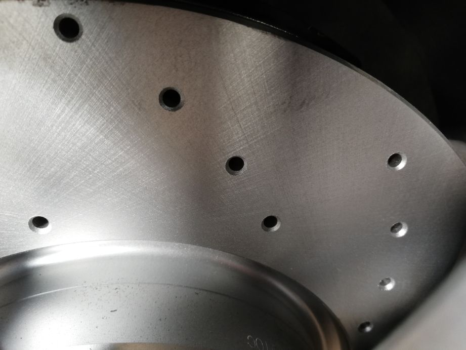 刹车盘有孔和无孔的区别,刹车碟盘是不是孔越多越好