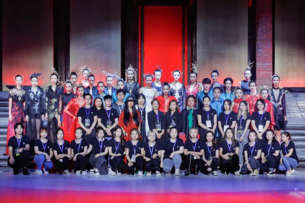 非遗高端定制国风女装,非遗服饰融入现代生活