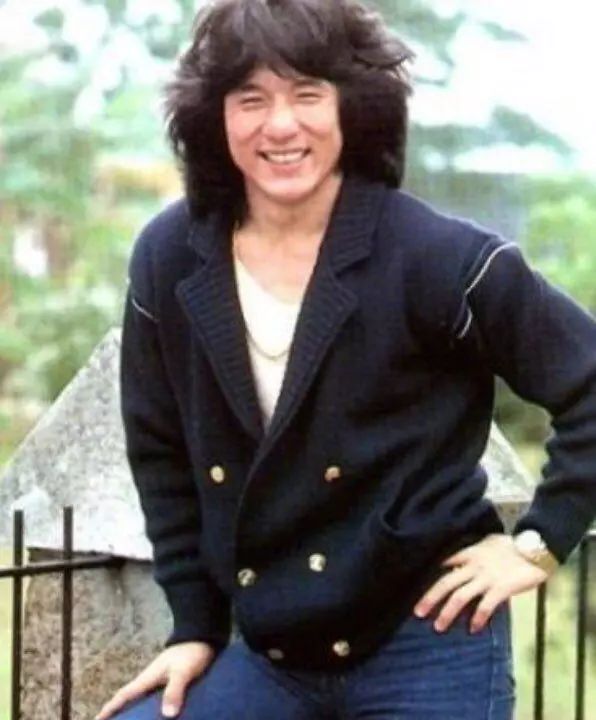 功夫天王变时尚大佬！成龙李小龙昔日穿搭竟引领后世潮流