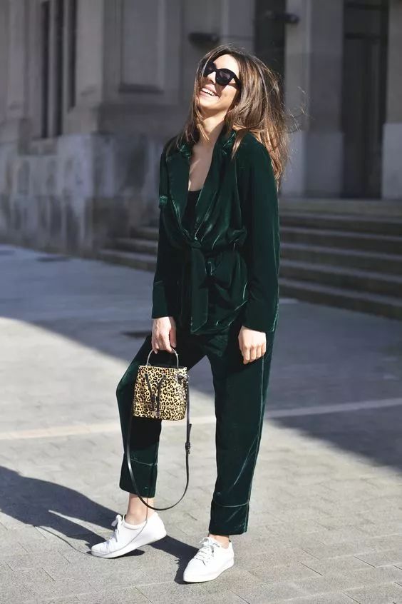 丝绒打底秋冬高级感 (今年秋冬丝绒要火高级又显气质)