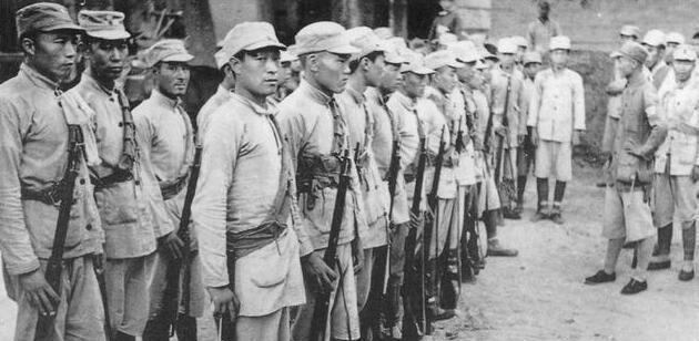 山东一老汉持有双枪七十多年,96岁山东老汉持双枪