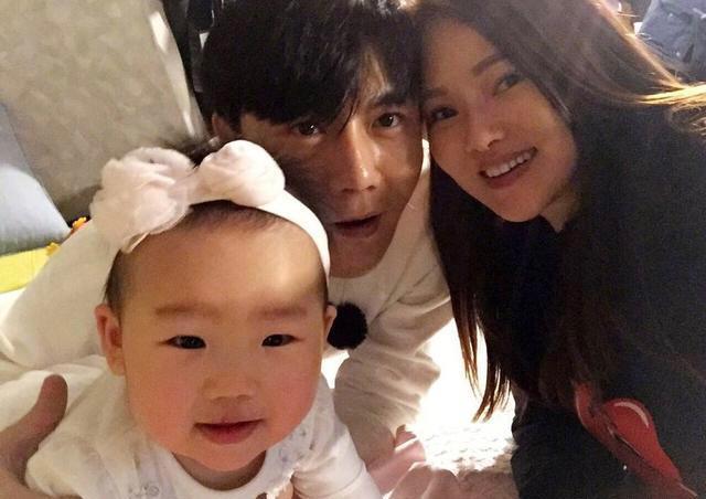 还记得“丑哭宝妈”的网红宝宝吗？当初你嫌我丑，如今美到认不出