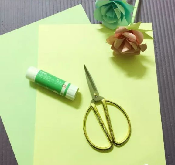 有颜色的玫瑰是怎么做出来的,白玫瑰怎么做七彩玫瑰