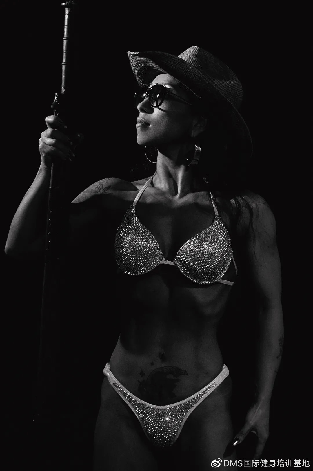 她，环游50+国家，40岁开始健身47岁登台参赛，她叫艾文仍在追梦