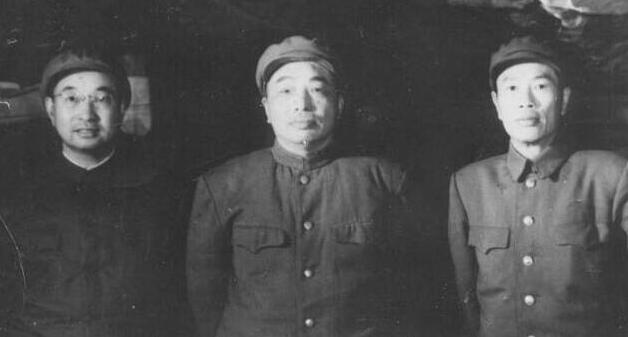 邓华缴获五箱“白金龙烟”,只给主席一支,主席笑他:财不露白啊