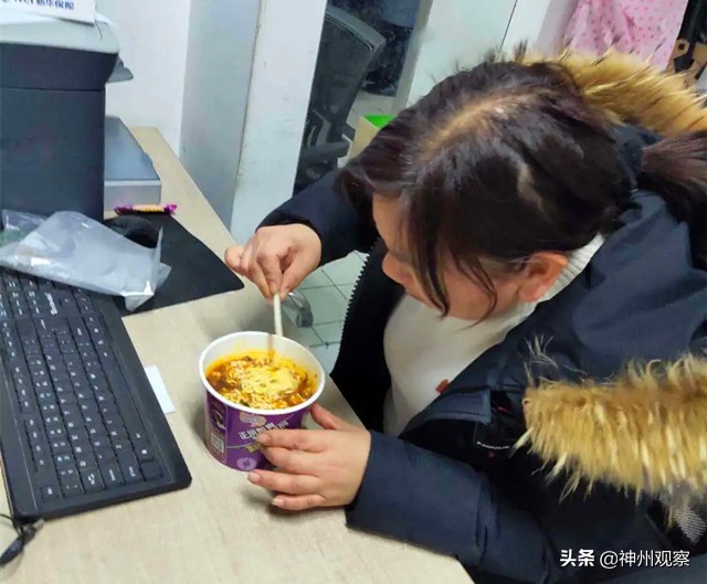 为了保障生鲜产品供应,平顶山德信泉超市这名营业员睡地板半个月