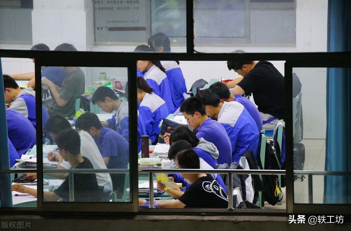 高考成绩很差是读专科还是复读,高考300分复读上本科几率多大