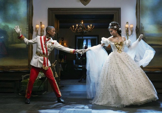 甜!英国贵族超模爱上美国女演员,机场热吻,狂撒狗粮