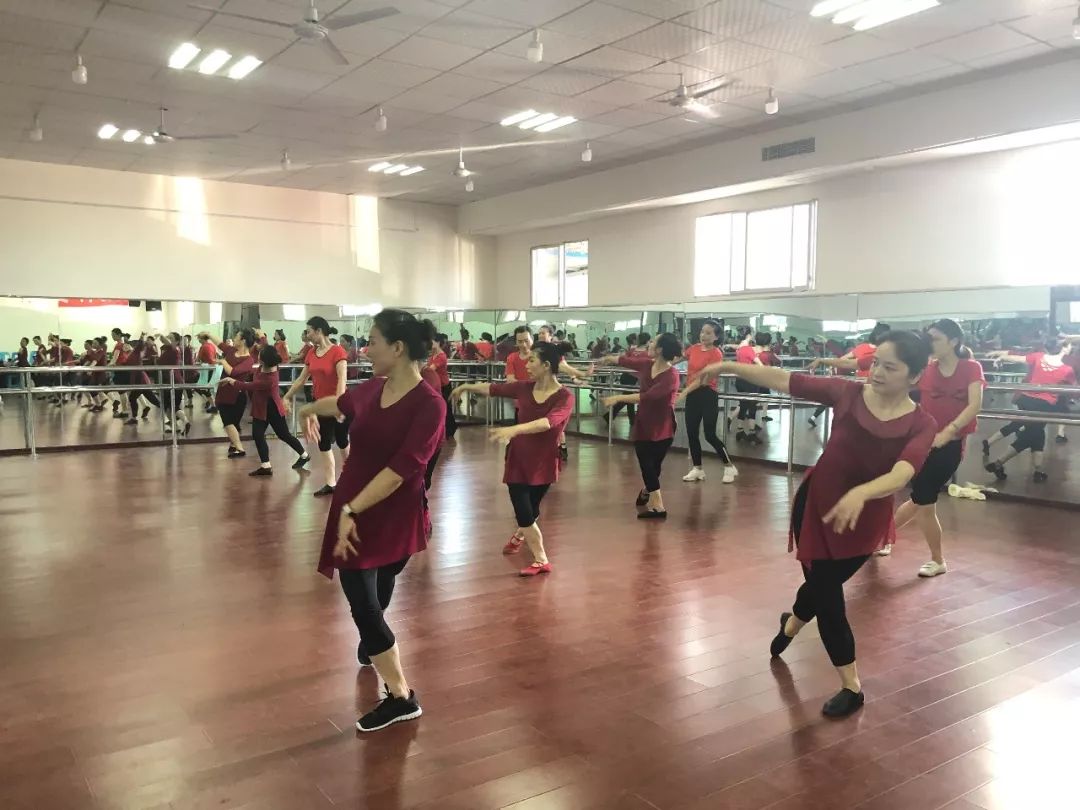 鎶婂箍鍦鸿垶璺充笂澶,闃垮Ж鎶婂箍鍦鸿垶璺充笂澶