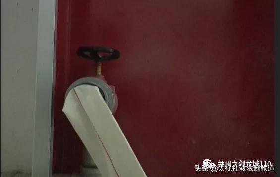 消防安全检查发现问题,消防执法人员走访小区曝光隐患