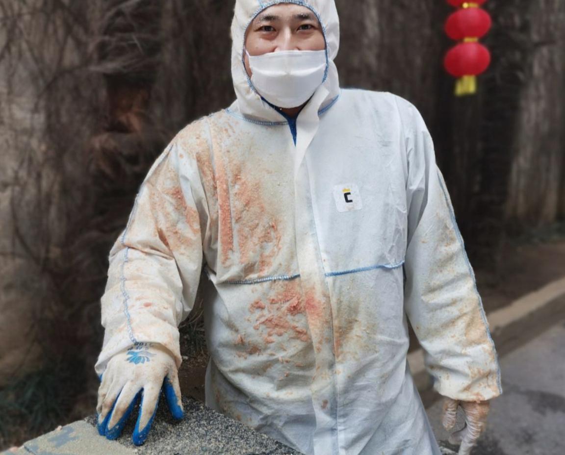 每切一块冻猪肉，就像下了一场猪肉味儿的雪…