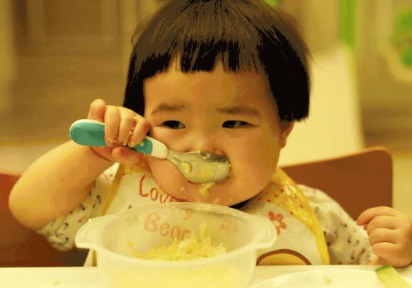 1岁半婴儿毫无征兆呕吐,1岁宝宝不明原因呕吐