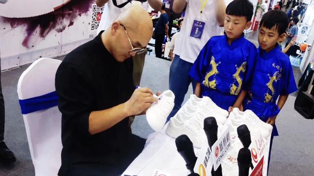 武僧一龙腰伤是怎么治疗的,一龙恢复腰伤的视频