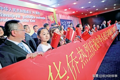 老外听我和我的祖国反应视频,老外音乐会全场齐唱我和我的祖国