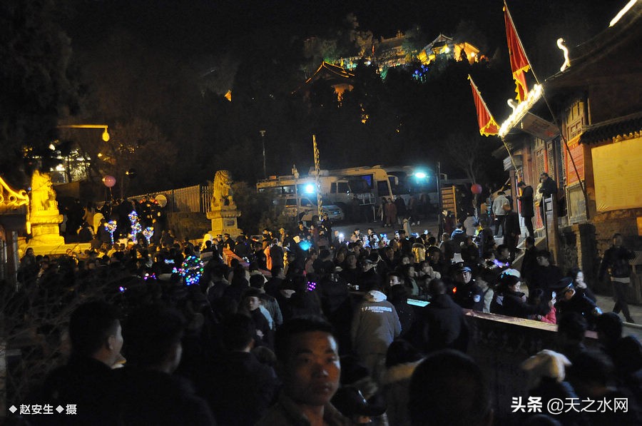 甘肃天水数万民众“上九朝观”祈福纳祥争烧头柱香!(组图)