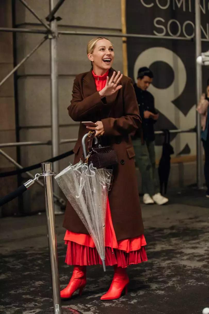 经典大衣的多种时髦穿法,裙摆大衣怎么穿好看